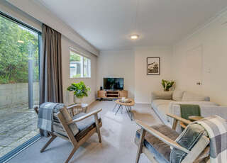 Contemporary Duplex in Roslyn