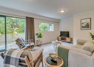 Contemporary Duplex in Roslyn