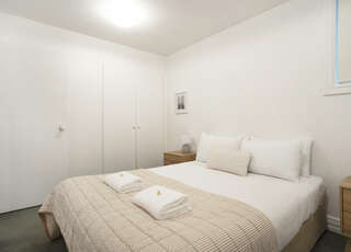 Charmed on Dowling- Light-Filled Apartment